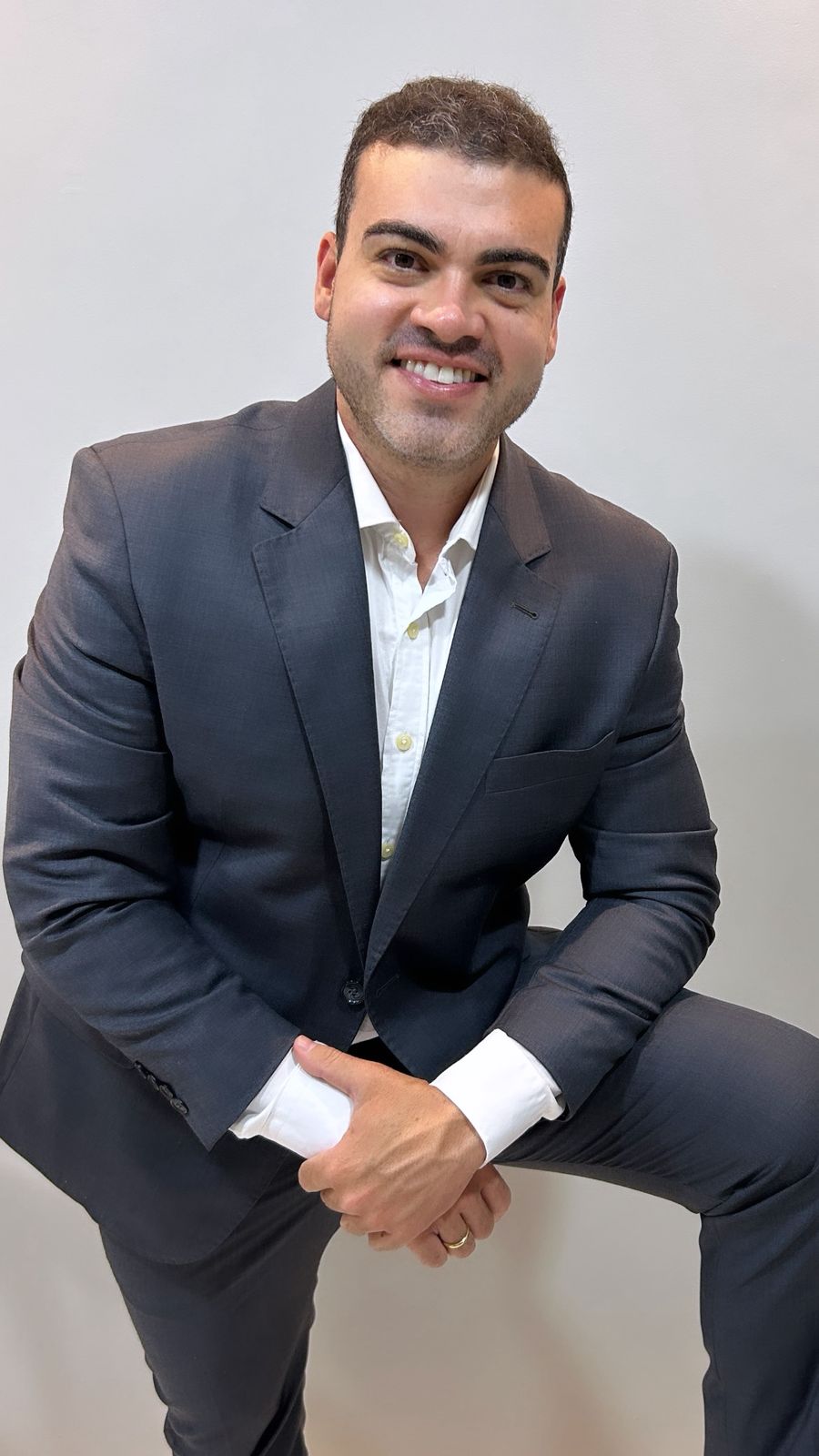 Dr. Fernando Henrique Gaspar em consultório